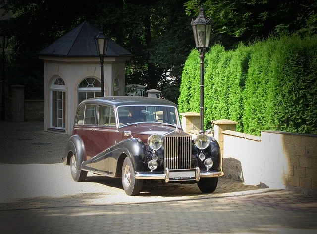 Limo Bus Rentals Guide in Mississauga: Everything you need to know 1 rolls royce 1541922 640